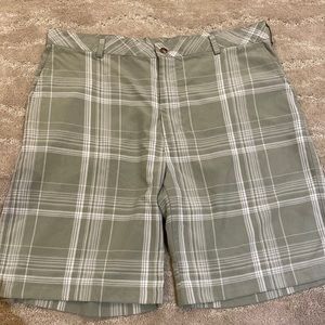Mens size 38 Ping golf shorts